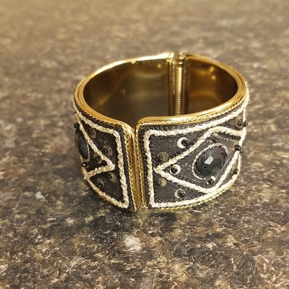 Indeed goldtone/black cuff bracelet